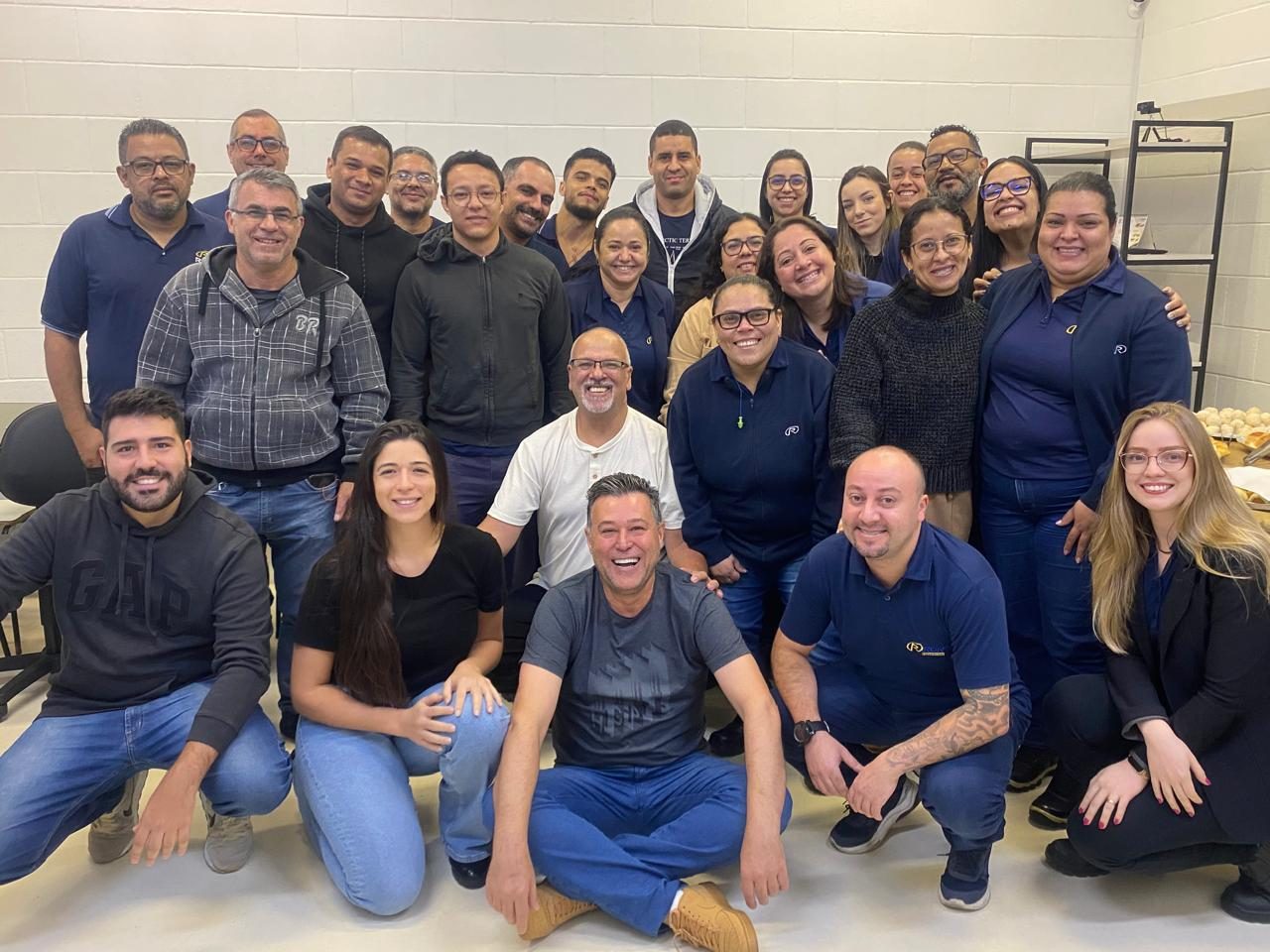 Equipe da RGR Pneumáticos reunida